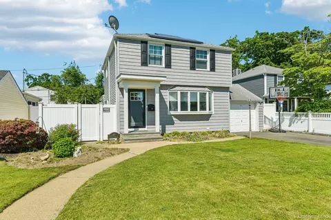 93 Crest Rd W, North Merrick, NY 11566