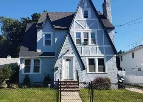 17 Hope St, Hempstead, NY 11550