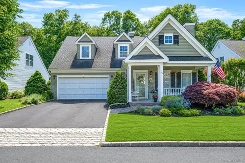 116 Golden Spruce Dr, Calverton, NY 11933