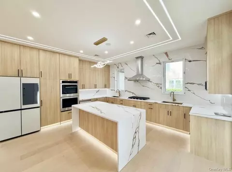 109 Nassau Dr, North Hempstead, NY 11507
