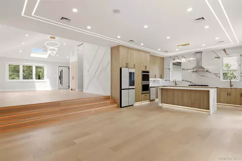 109 Nassau Dr, North Hempstead, NY 11507