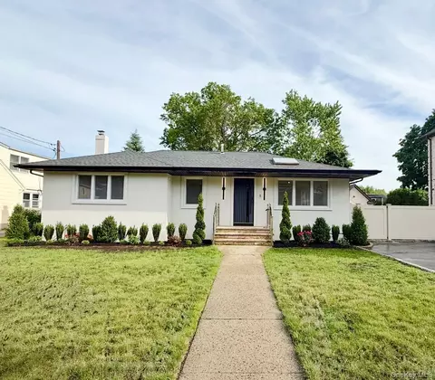 109 Nassau Dr, North Hempstead, NY 11507
