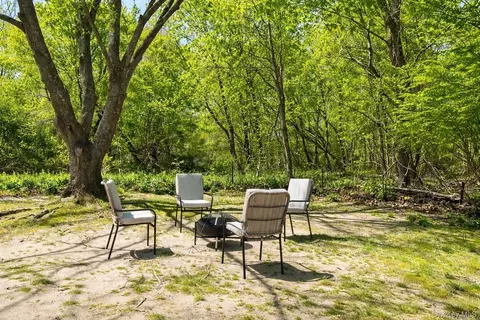 Exterior - 1550 Main Rd, Riverhead, NY 11901 photo 4 of 4