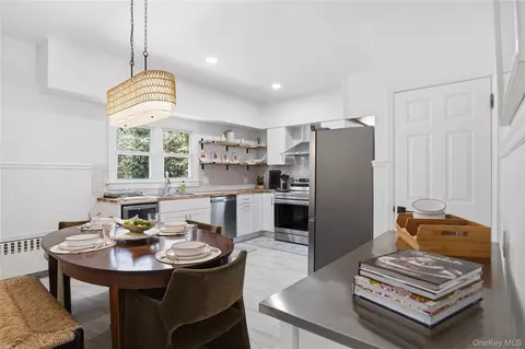 Kitchen - 1550 Main Rd, Riverhead, NY 11901 photo 1 of 2