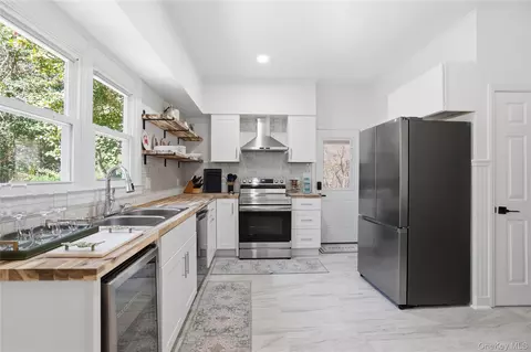 Kitchen - 1550 Main Rd, Riverhead, NY 11901 photo 2 of 2
