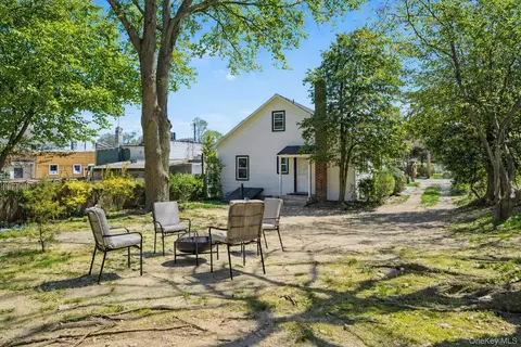 Exterior - 1550 Main Rd, Riverhead, NY 11901 photo 3 of 4