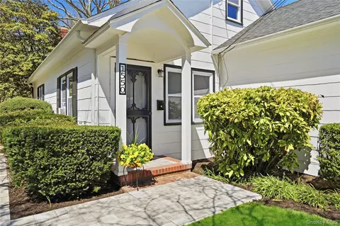 Exterior - 1550 Main Rd, Riverhead, NY 11901 photo 2 of 4