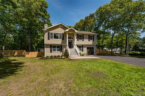 25 Camelot Dr, Centereach, NY 11720