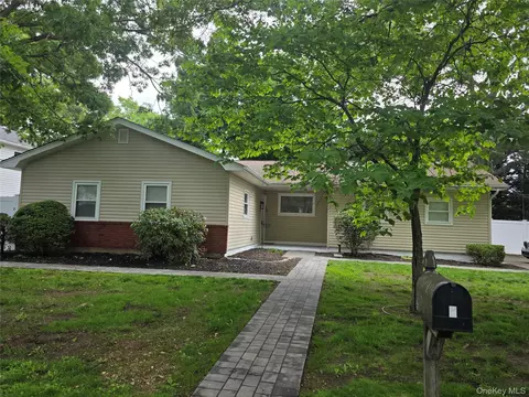 7 Roosevelt Ave, Greenlawn, NY 11740