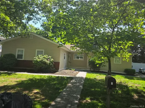 7 Roosevelt Ave, Greenlawn, NY 11740
