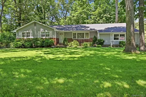 34 Bolan Dr, Huntington Station, NY 11746