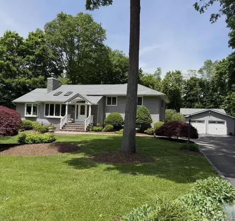 3 Hunter Ct, Dix Hills, NY 11746