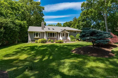 3 Hunter Ct, Dix Hills, NY 11746