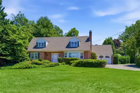 9 Fox Hunt Ln, Cold Spring Harbor, NY 11724