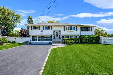 20 Rochelle Ct, Amityville, NY 11701