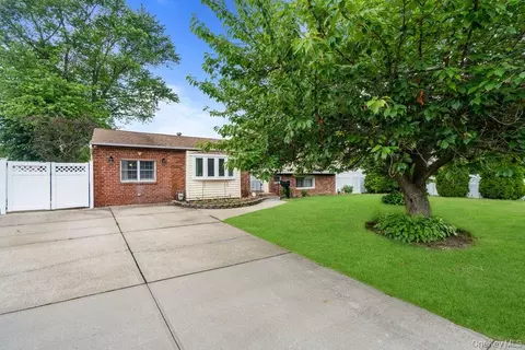 282 W 22nd St, Deer Park, NY 11729