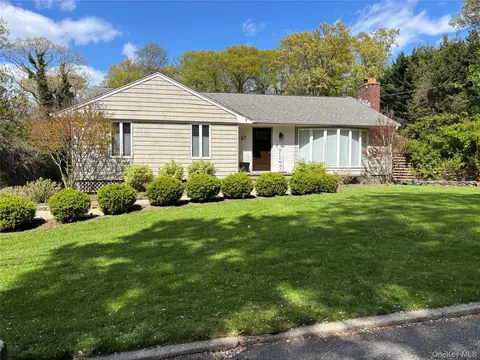 27 Hennessy Drive Dr, Huntington, NY 11743