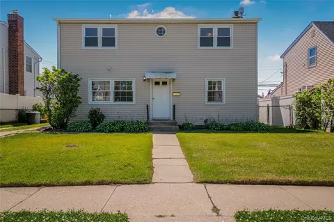 32 Gables Dr, Hicksville, NY 11801