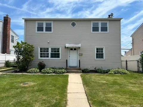 32 Gables Dr, Hicksville, NY 11801