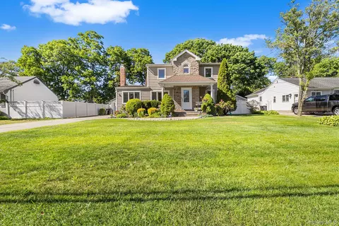 113 Duffy Pl, West Islip, NY 11795