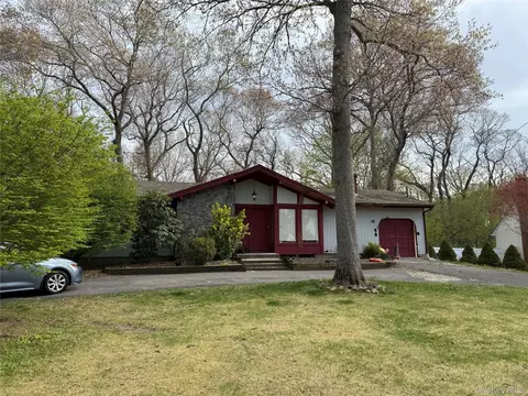 6 Loretta Ct, Coram, NY 11727