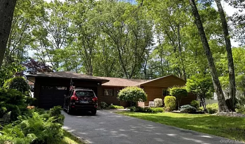 96 Fulton Blvd, Commack, NY 11725