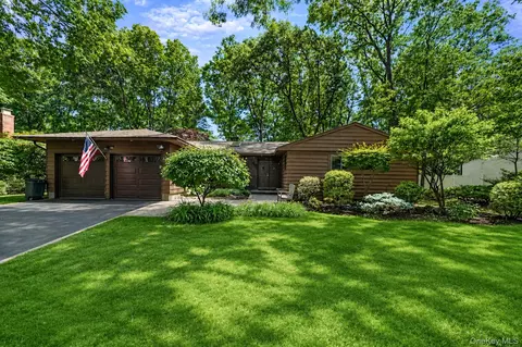 96 Fulton Blvd, Commack, NY 11725