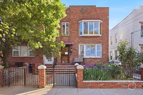 21-08 Ditmars Blvd, Astoria, NY 11105