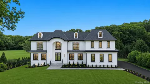 15 Folger Ln, Dix Hills, NY 11746