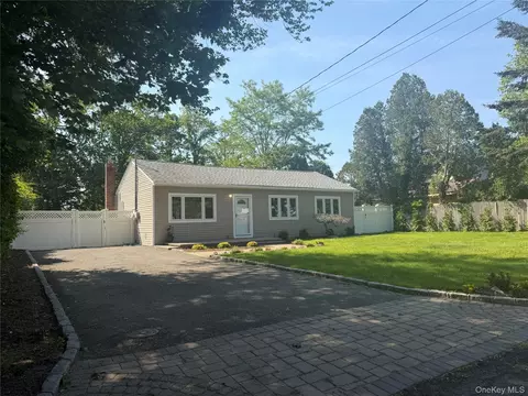 16 Lincoln Dr, Oakdale, NY 11769