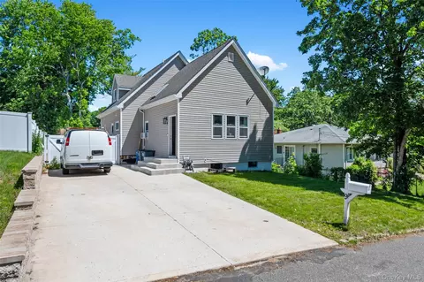 9 Pinedale Ave, Farmingville, NY 11738
