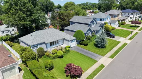 14 Web Hill Rd, North Hempstead, NY 11020