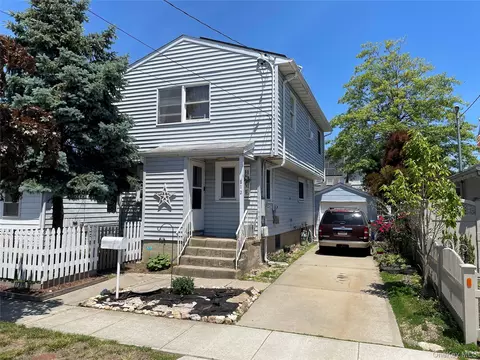 812 S 6th St, Lindenhurst, NY 11757