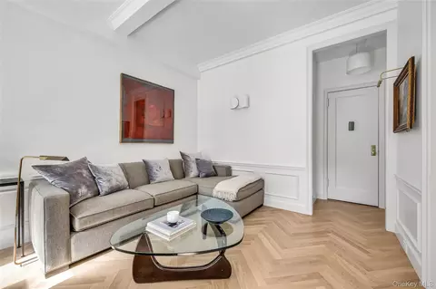 18 W 70 St #9, New York, NY 11023