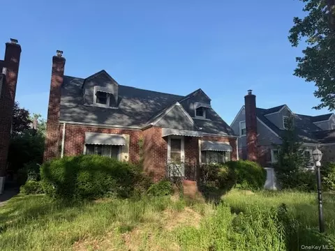 38 Pearl St, North Hempstead, NY 11040