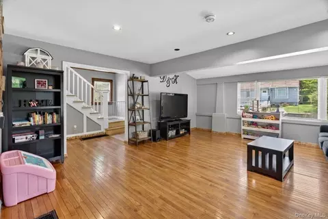 Living - 7 Walnut St, Poughkeepsie, NY 12601 photo 1 of 1