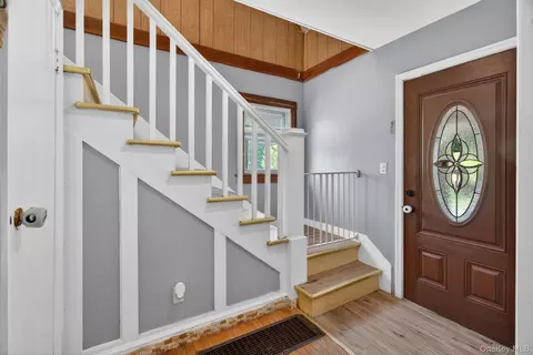 Entry Way - 7 Walnut St, Poughkeepsie, NY 12601 photo 2 of 4