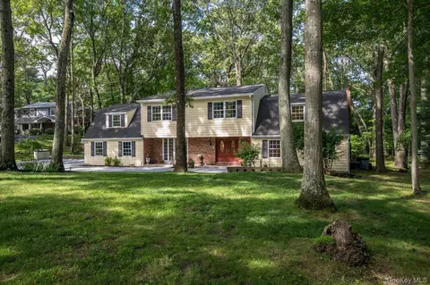 33 Bob O Link Ln, Northport, NY 11768