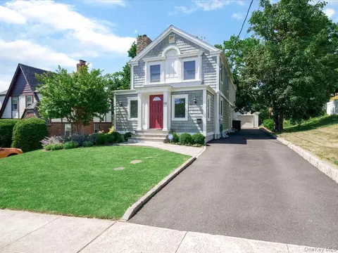 59 Franklin Pl, North Hempstead, NY 11023