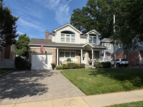 12 Pinewood Ln, North Hempstead, NY 11040