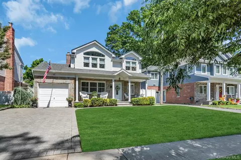 12 Pinewood Ln, North Hempstead, NY 11040