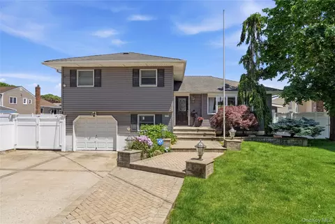 453 2nd Ave, Massapequa Park, NY 11762