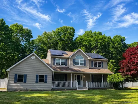 27 4th Ave, Rocky Point, NY 11778