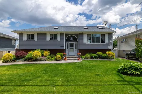 139 Baker Ct, Island Park, NY 11558
