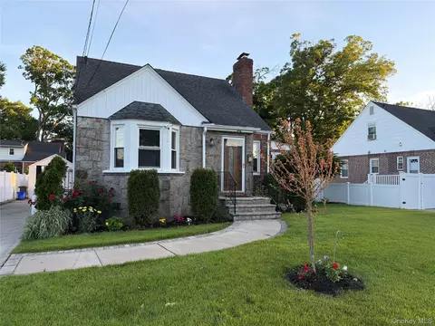 94 E Fenimore St, Valley Stream, NY 11580