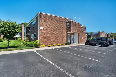 14 Ivy St #1A, Farmingdale, NY 11735