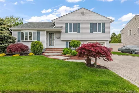 10 Peter Rd, Hicksville, NY 11801