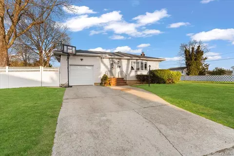 719 Catskill Ave, Lindenhurst, NY 11757