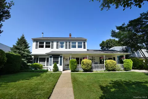 15 Hilltop Rd, Levittown, NY 11756