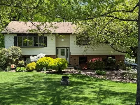 150 Schweizer Ln, Clarkstown, NY 10954